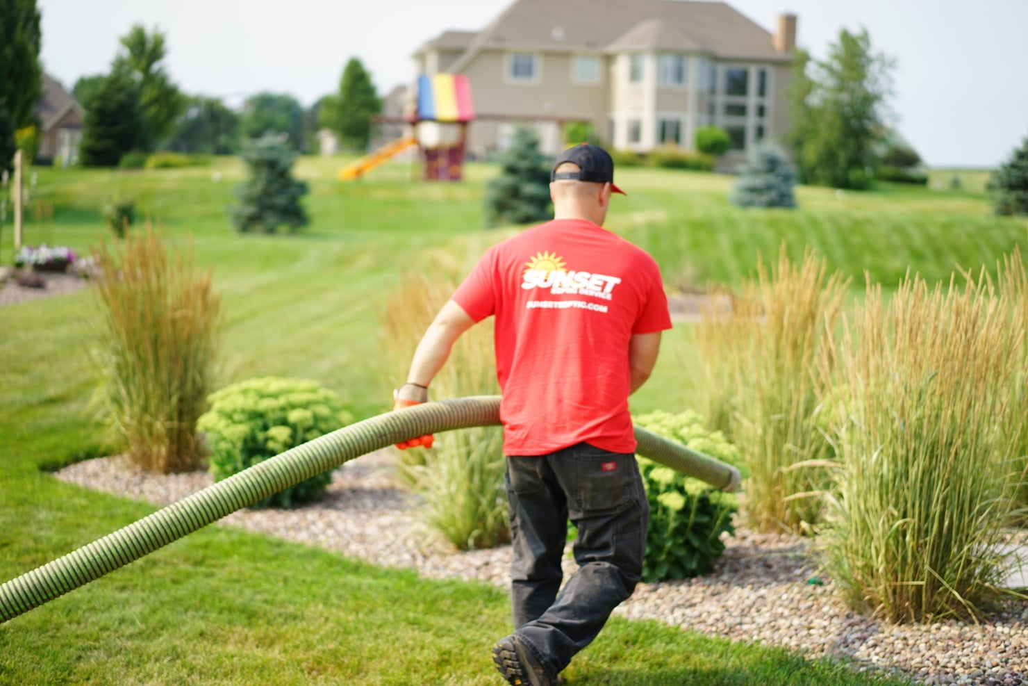 sunset-septic-worker-pulling-hose